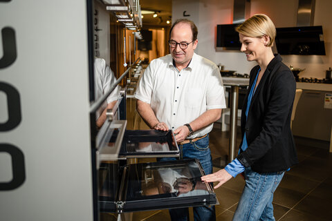 Präsentation unterschiedlicher Backöfen im Ardland Küchen-Studio