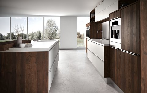 Voorbeeldkeuken met houten kasten en keramisch keukenblad Voorbeeldkeuken met houten kasten en keramisch werkblad in de keuken