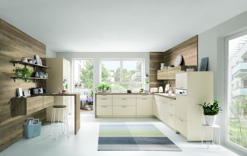 Moderne Küche mit Holzakzenten Moderne Küche in warmen Farben und mit Akzentelementen in Holzoptik