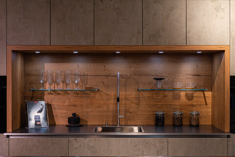 Küchenzeile mit Materialmix im Ardland Küchen-Studio