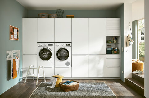 Hauswirtschaftsraum mit integrierten Waschmaschinen in einer Schrankwand