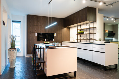 Küche mit Elementen aus Holz und Weiß-Hochglanz mit freistehendem Küchenblock