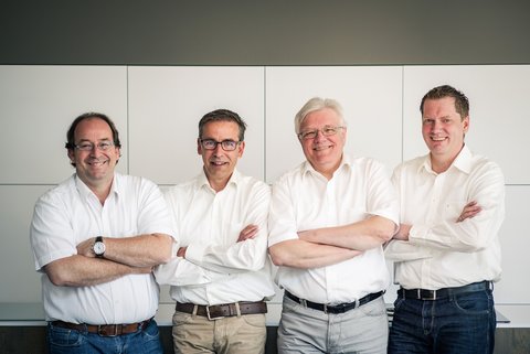 Mannen team in witte overhemden in de showroom in Nordhorn