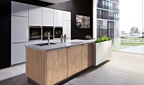 Duitse design keuken Pure met fronten in edelweiss en eiken van Oster