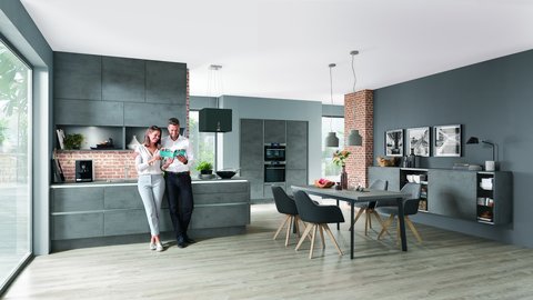 Offene, grifflose Wohnküche in Betonoptik