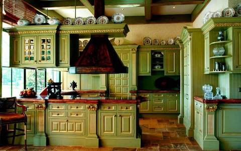 Englische Landhausküche mit Blattgold Exklusive Landhausküche in Grün mit Verzierungen aus Blattgold