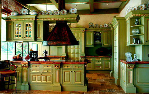 Engelse landelijke keuken met bladgoud Exclusieve landelijke keuken in groen met versieringen van bladgoud