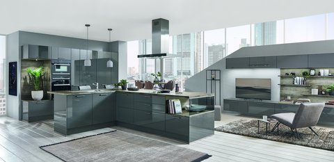 Moderne, offene Wohnküche mit grauen Hochglanz-Fronten und Kochinsel
