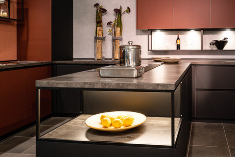 Individuelle Küchenzeile mit Küchentheke im Ardland Küchen-Studio