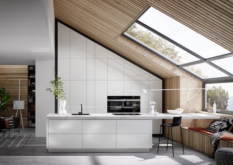 Duitse design keuken met witte fronten, perfect ingepast onder een schuin dak