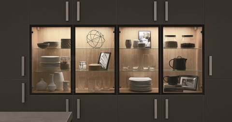 Integrierte Küchenbeleuchtung in Vitrinen-Küchenschränken aus Glas