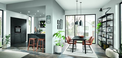 Dunkelgraue Wohnküche im Industriedesign