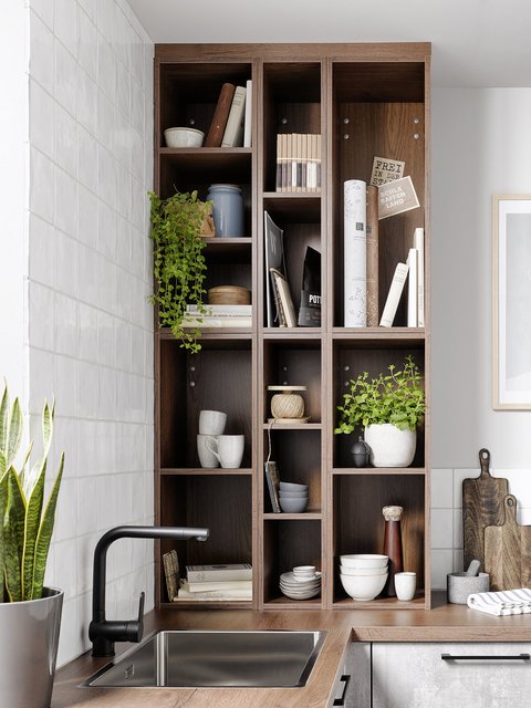 Schappen tot aan plafond in de keuken Plafond-hoge schappen op keukenblad