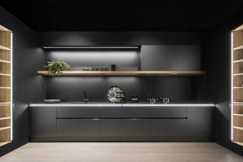 Elegante, minimalistische design keuken zonder grepen in donkergrijs van Leicht | Foto: Constantin Meyer