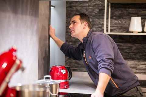 Küchenmonteur Carsten Derks Küchenmonteur Carsten Derks beim Prüfen des Küchenaufbaus