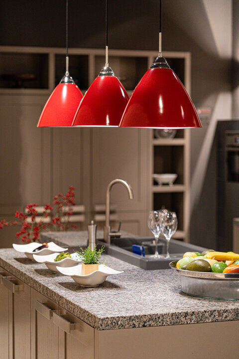 Auffällige Design Hängelampen für die Küche beim Ardland Küchen-Studio