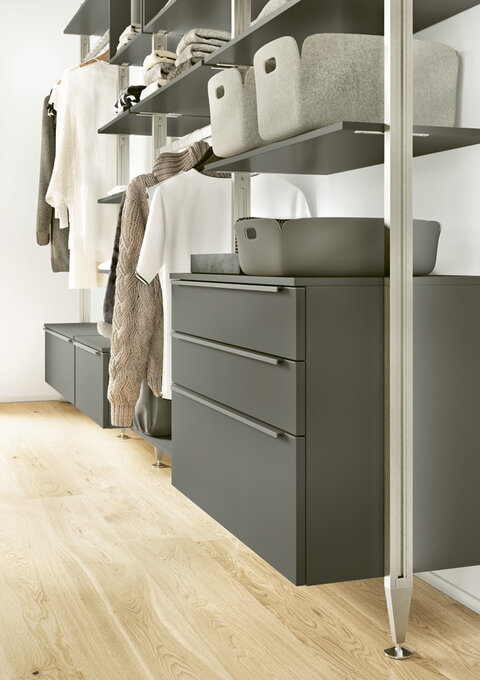 Offener Kleiderschrank