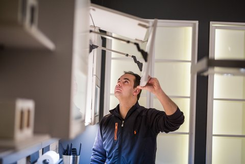 Servicemedewerker controleert openingsfunctie keukendeur