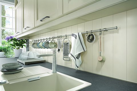 Spülbecken einer Landhausküche Helles Spülbecken einer Landhausküche mit seitiger Ablagefläche