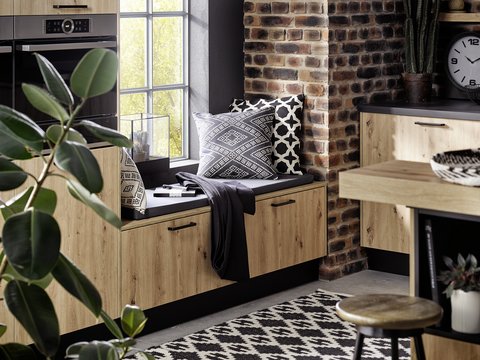 Sitzecke in Wohnküche mit Fronten aus Eiche