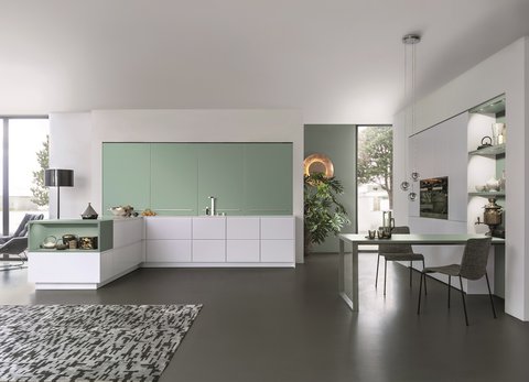 Greeploze elegante keuken van Leicht in wit met mintkleurige accenten