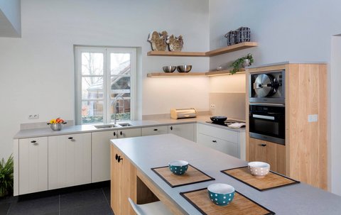 Voorbeeldkeuken Composiet keukenblad in beton-look van Diresco Diresco voorbeeldkeuken in beton-look met composiet werkblad