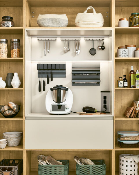 Hauswirtschaftsraum mit vielen offenen Schränken