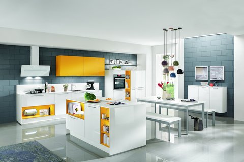 Moderne Küche mit gelben und weißen Fronten Moderne Küche mit Griffen, Kochinsel und gelben sowie alpinweißen Fronten