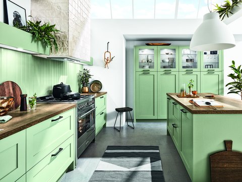 Pastelgroene keuken in landelijke stijl Pastelgroene keuken in landelijke stijl met houten keukenblad