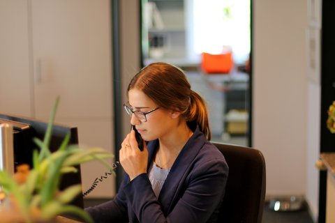 Receptioniste Feime Etemi aan de telefoon