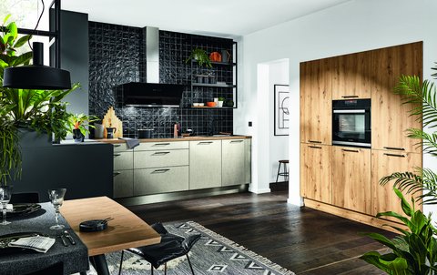 Moderne Küche mit verschiedenen Materialien, Oberflächen und Farben Moderne Küche mit Griffen und verschiedenen Materialien, Oberflächen und Farben