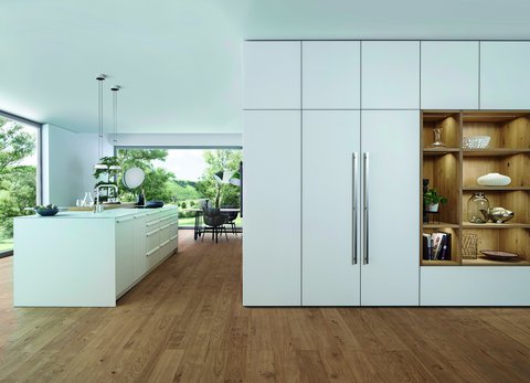 Moderne, weiße Leicht-Küche als Verbindung zwischen Wohnraum und Küche