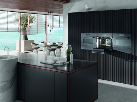 Miele | Schwarze Küche mit Kochinsel