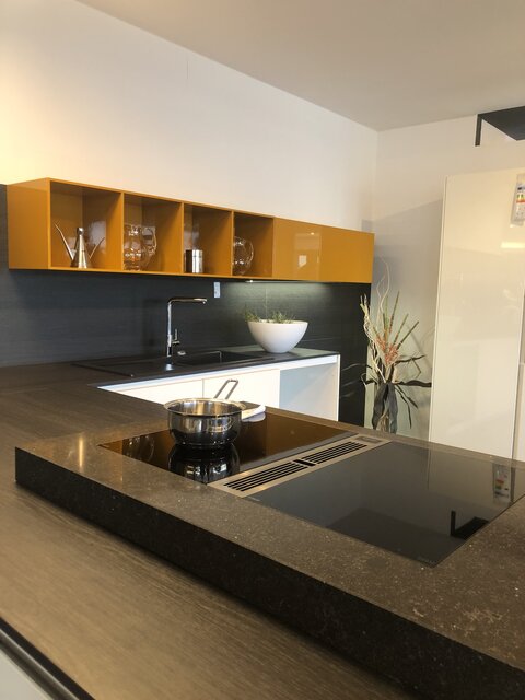 Holz-Arbeitsfläche mit Induktionsherd Holz-Arbeitsfläche mit Induktionsherd