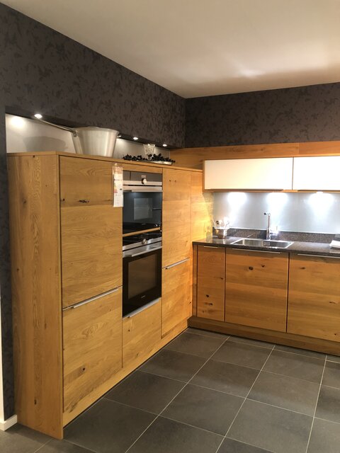 Vintage-Küche aus Holz mit integrierter Beleuchtung Vintage-Küche aus Holz mit integrierter Beleuchtung