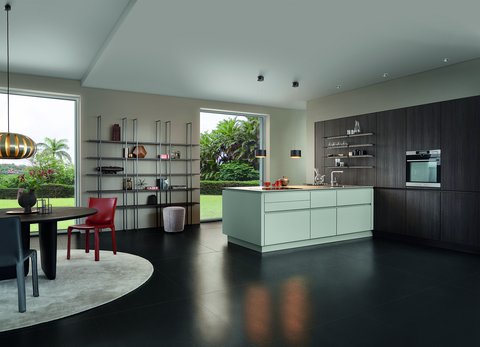 Weiße Küche mit Holzpaneel und Wohncharakter von Leicht