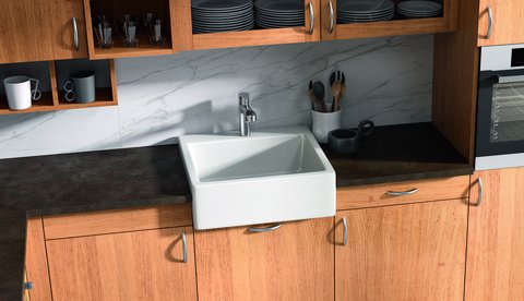 Aufsatzspülbecken in Küche der Marke Oster Großes, weißes Aufsatzspülbecken in Küche der Marke Oster