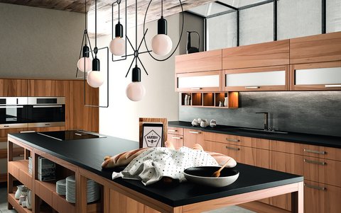 Moderne Küche Forma von Oster im Holz-Design Moderne Küche Forma von Oster im Holz-Design und mit dunkler Arbeitsplatte