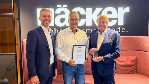 Ehrung im Rahmen der diesjährigen Hausmesse 50 Jahre partnerschaftlicher Zusammenarbeit mit der Firma Häcker. Ehrung im Rahmen der diesjährigen Hausmesse 50 Jahre partnerschaftlicher Zusammenarbeit mit der Firma Häcker.
