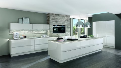 Moderne Küche mit seidengrauen Hochglanzfronten Moderne Küche mit seidengrauen Hochglanzfronten bei Ardland Küchen-Studio