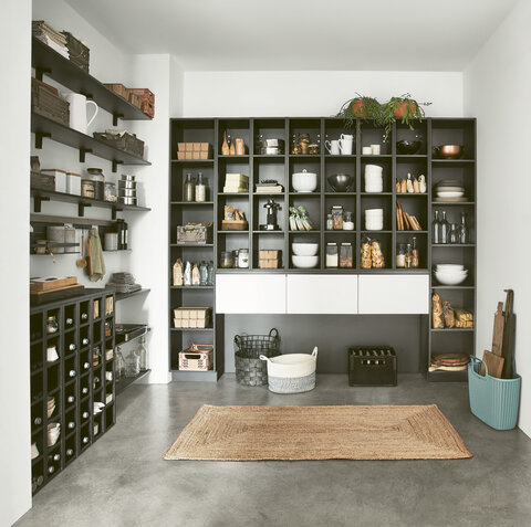 Schwarze, offene Möbel in Hauswirtschaftsraum