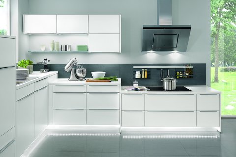 Witte moderne keuken Witte, moderne keuken met grepen en accentverlichting