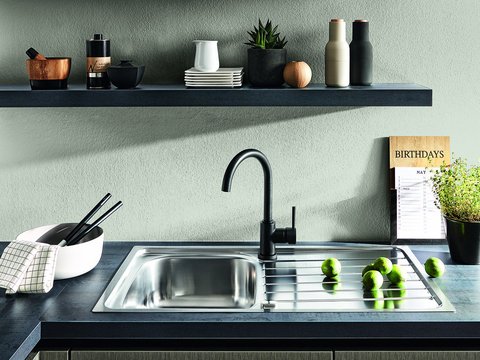 Einbauspüle mit dunklem Wasserhahn Küchen-Einbauspüle aus Edelstahl mit schwarzem Wasserhahn