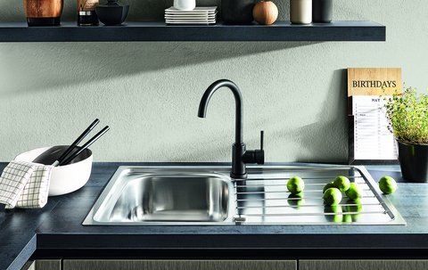 Moderne Edelstahlspüle Moderne Edelstahlspüle mit schwarzem Wasserhahn
