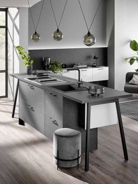Polarweisse Küche in modernem Marmor-Design  Polarweisse Küche in modernem Design mit einzelnen Marmor-Elementen