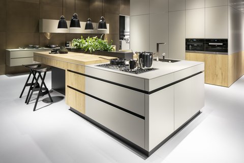 Kücheninsel aus verschiedenen Materialien in griffloser, moderner Wohnküche von Leicht | Foto: Constantin Meyer