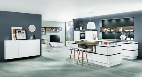 Weiße, schlichte Wohnküche ohne Griffe und mit Kochinsel