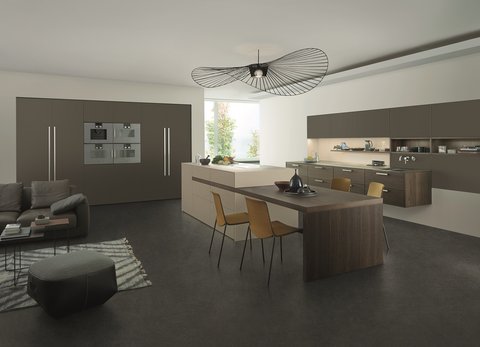 Vielfältige Küche mit modernem Look von Leicht Moderne Küche mit verschiedenen Fronten, Materialien und Farben von Leicht