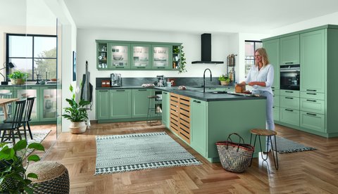 Grünliche Landhausküche Grünliche Landhausküche mit Kochinsel und Akzent-Schubladen aus Holz