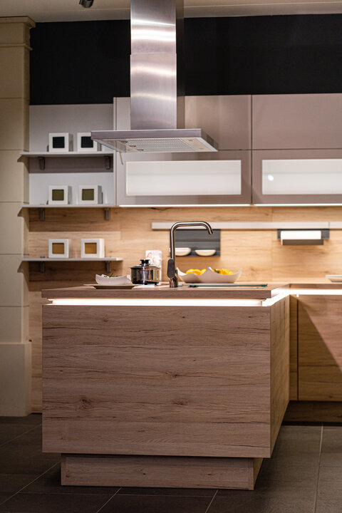 Küchenzeile mit Arbeitsplattenbeleuchtung beim Ardland Küchen-Studio